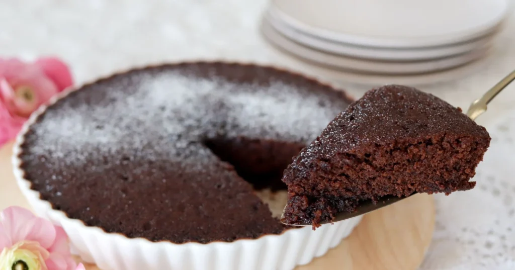 Mikro-mutakakku, josta on leikattu yksi pala