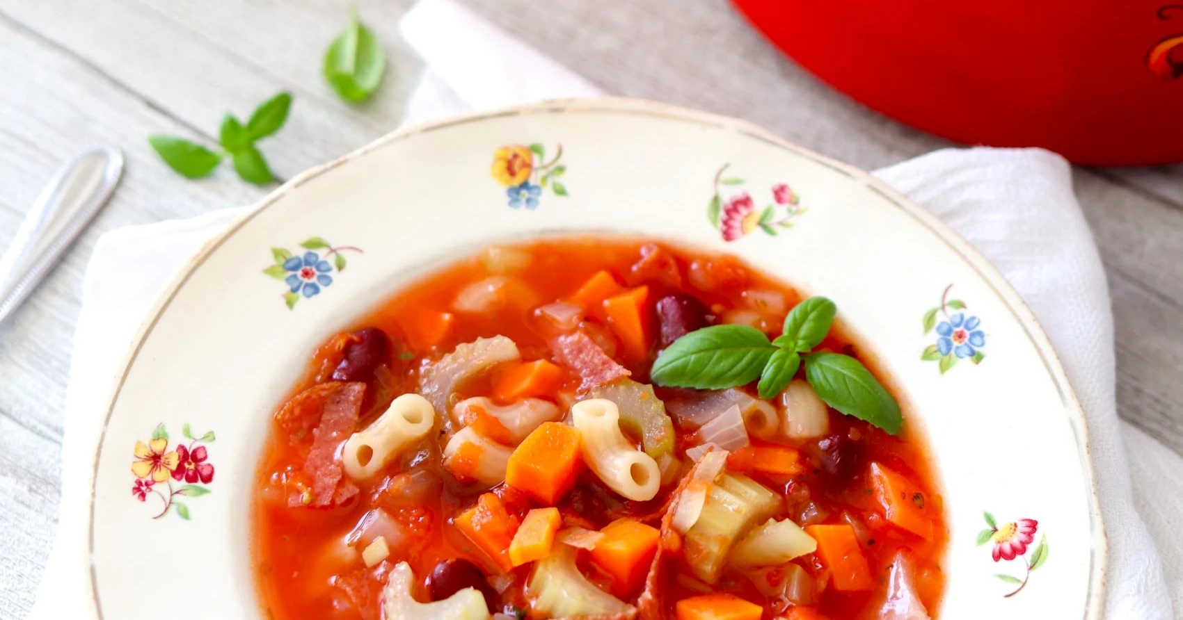 Minestronekeitto vanhanaikaisella lautasella.