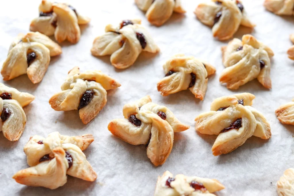 Pienet minijoulutortut leivinpaperin päällä paistamisen jälkeen.