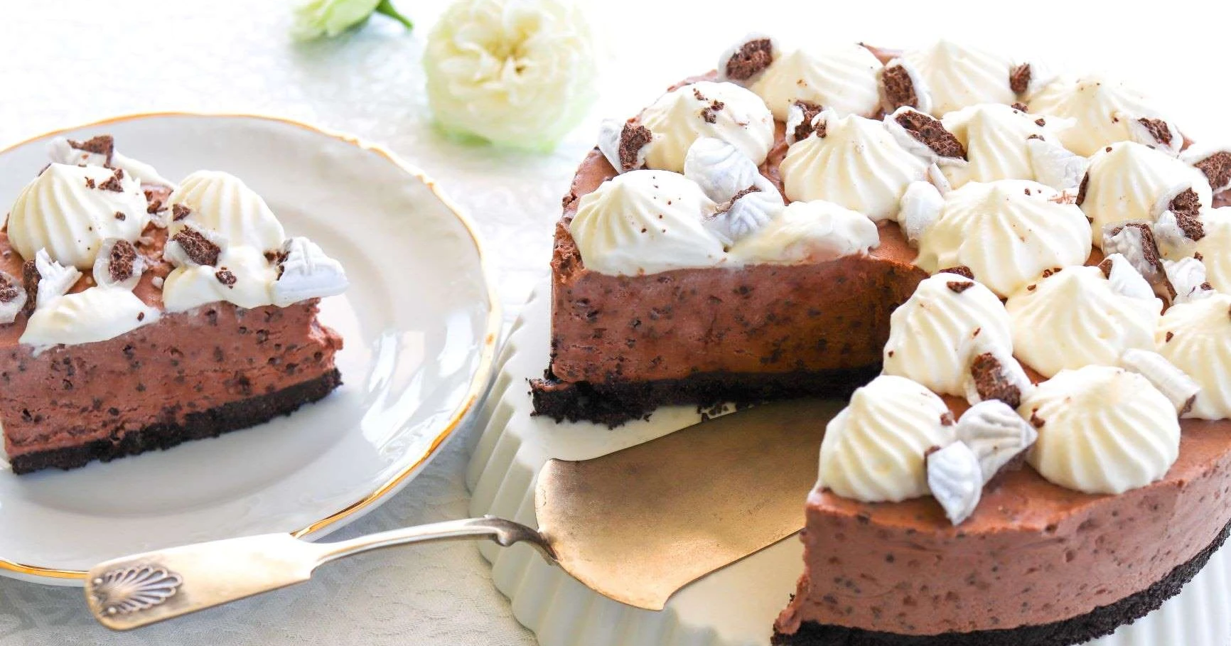 Kermavaahdolla kuorrutettu minttusuklaa-jäätelökakku.