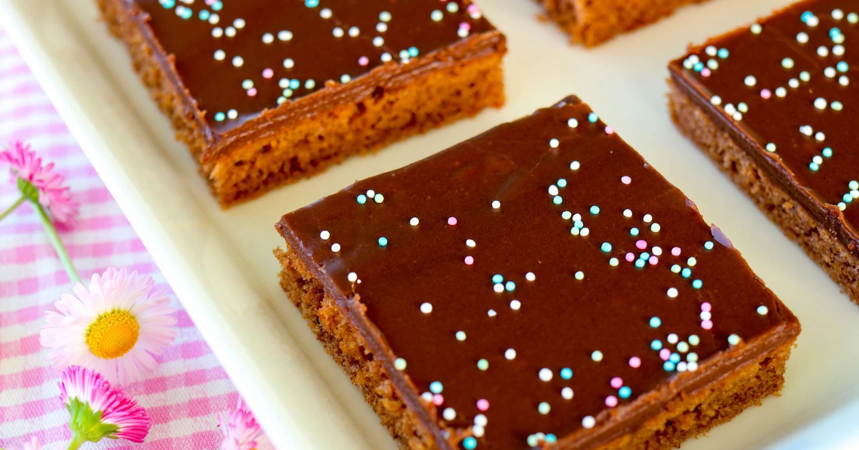 Helpot mokkapalat paloiksi leikattuna.