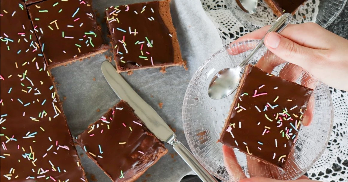 Mokkapalat ilman maitoa ja kananmunaa paloina pellillä.