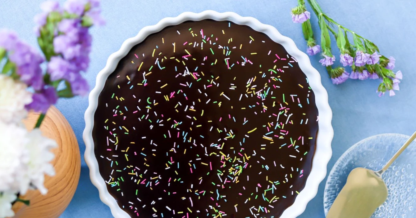 Mokkapalat valkoisessa piirakkavuoassa sinisen liinan päällä.