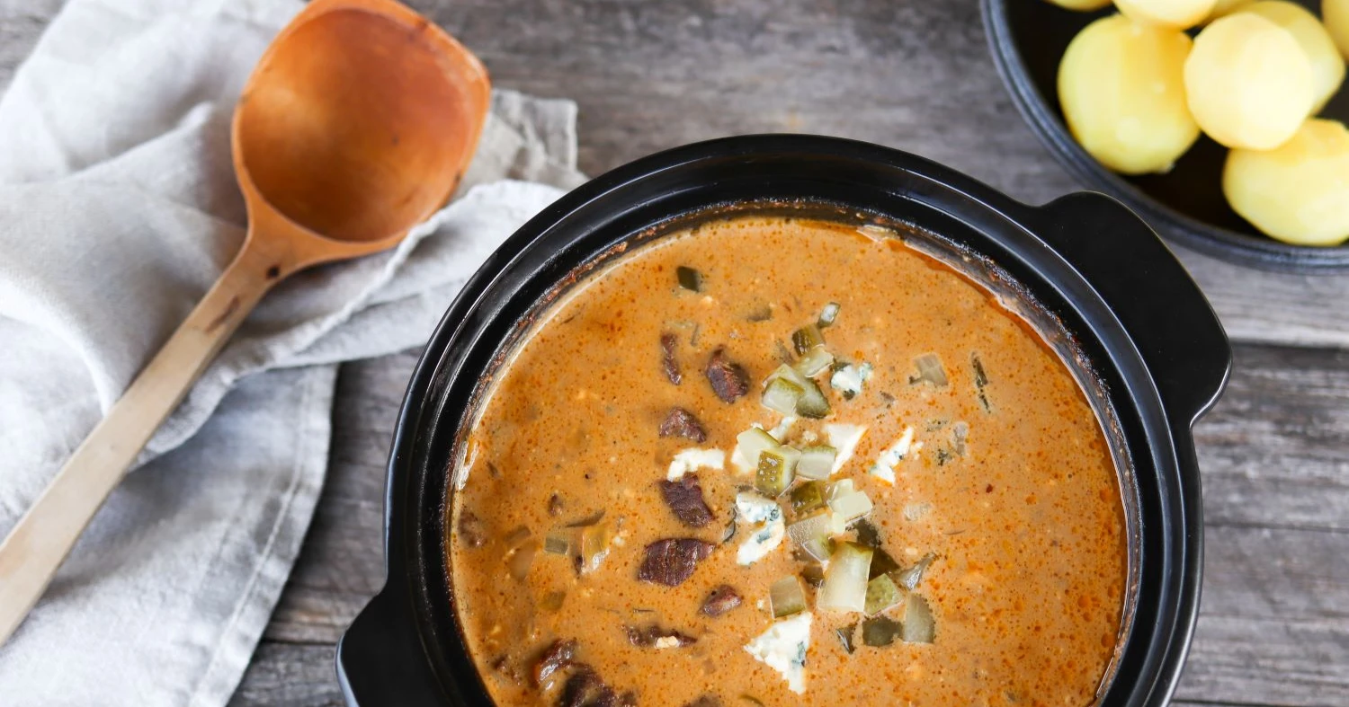 Moskovanpata mustassa uunipadassa suolakurkun ja aurajuuston kera.