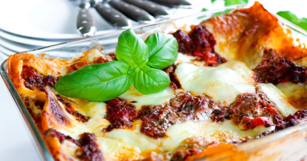 Mozzarellalasagne tuoreen basilikan kanssa.