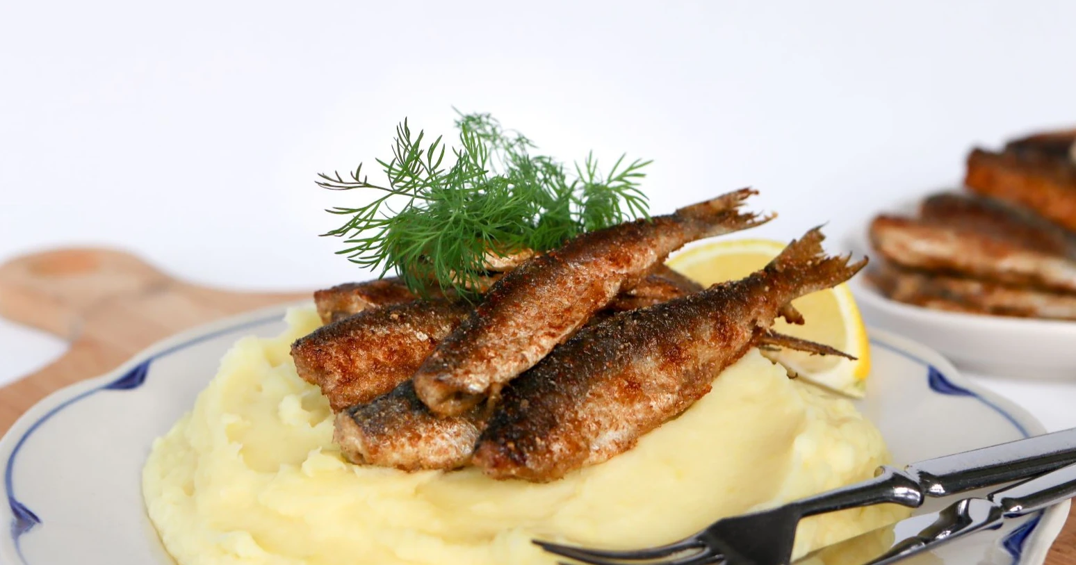 Muikut muusin ja tillin kanssa lautasella.