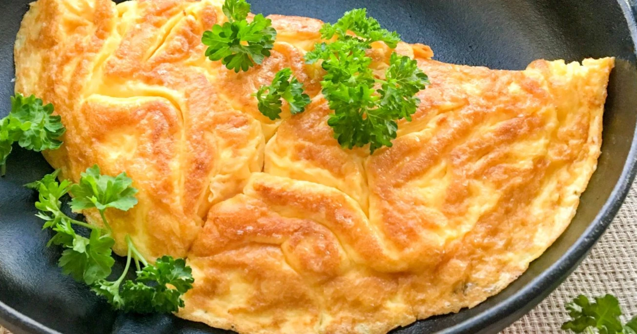 Munakas puolikuun muotoiseksi taitettuna.