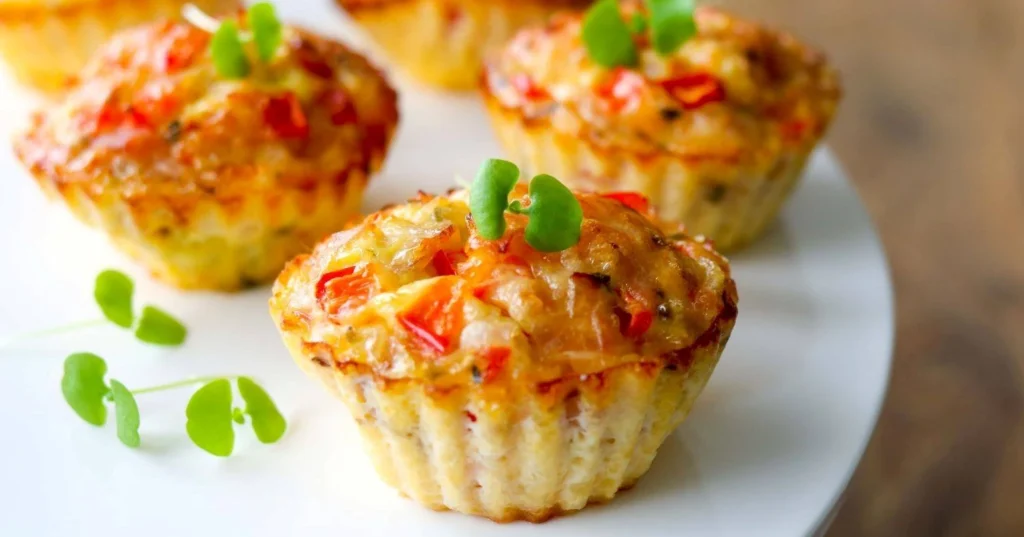 Munakasmuffinit tarjoilulautasella.