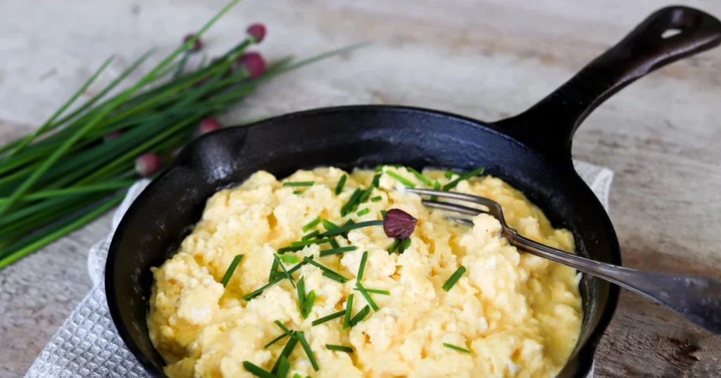 Munakokkeli pannulla ruohosipulilla koristeltuna.