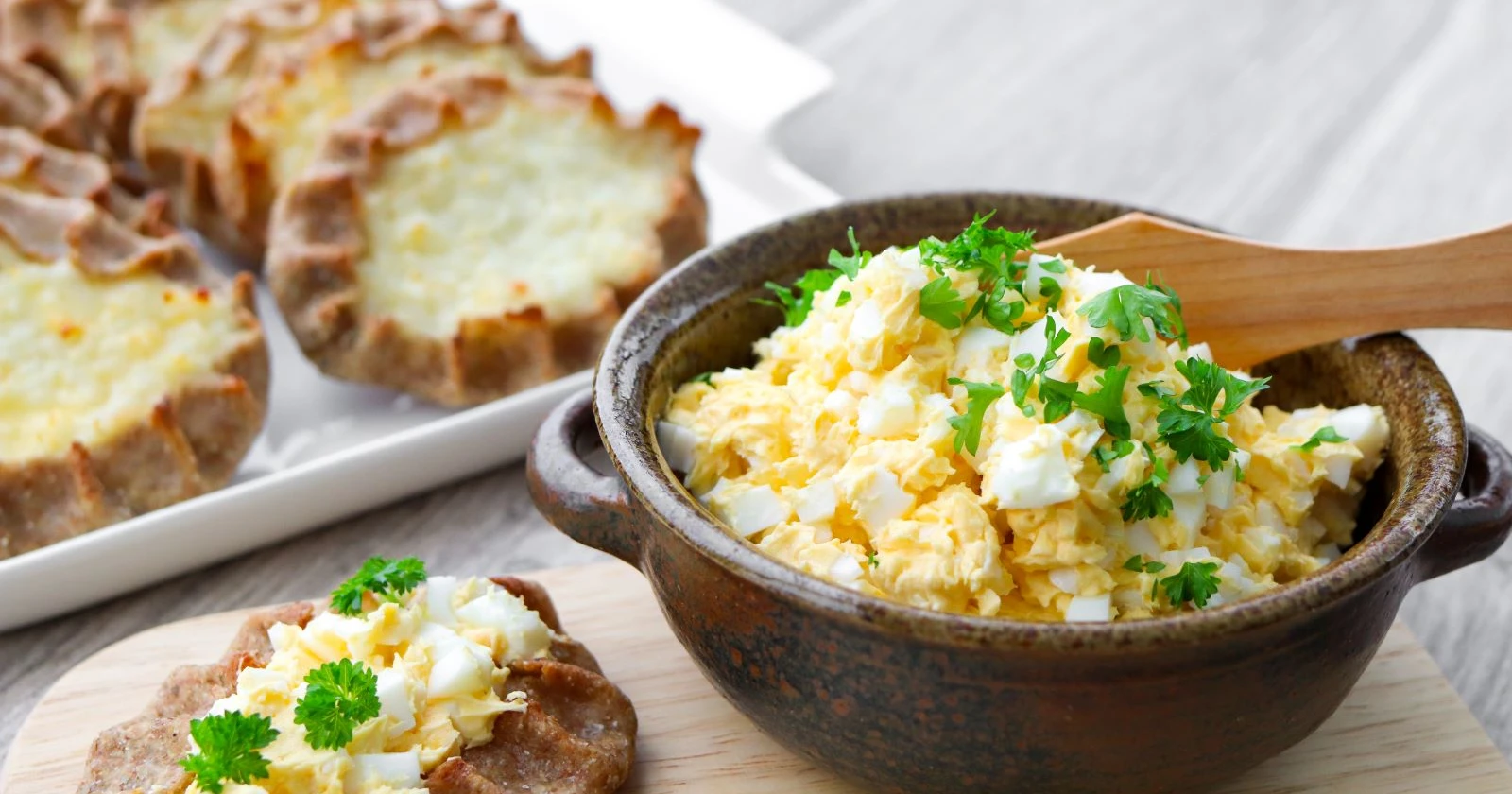 Munavoi persiljalla koristeltuna ja riisipiirakoita.