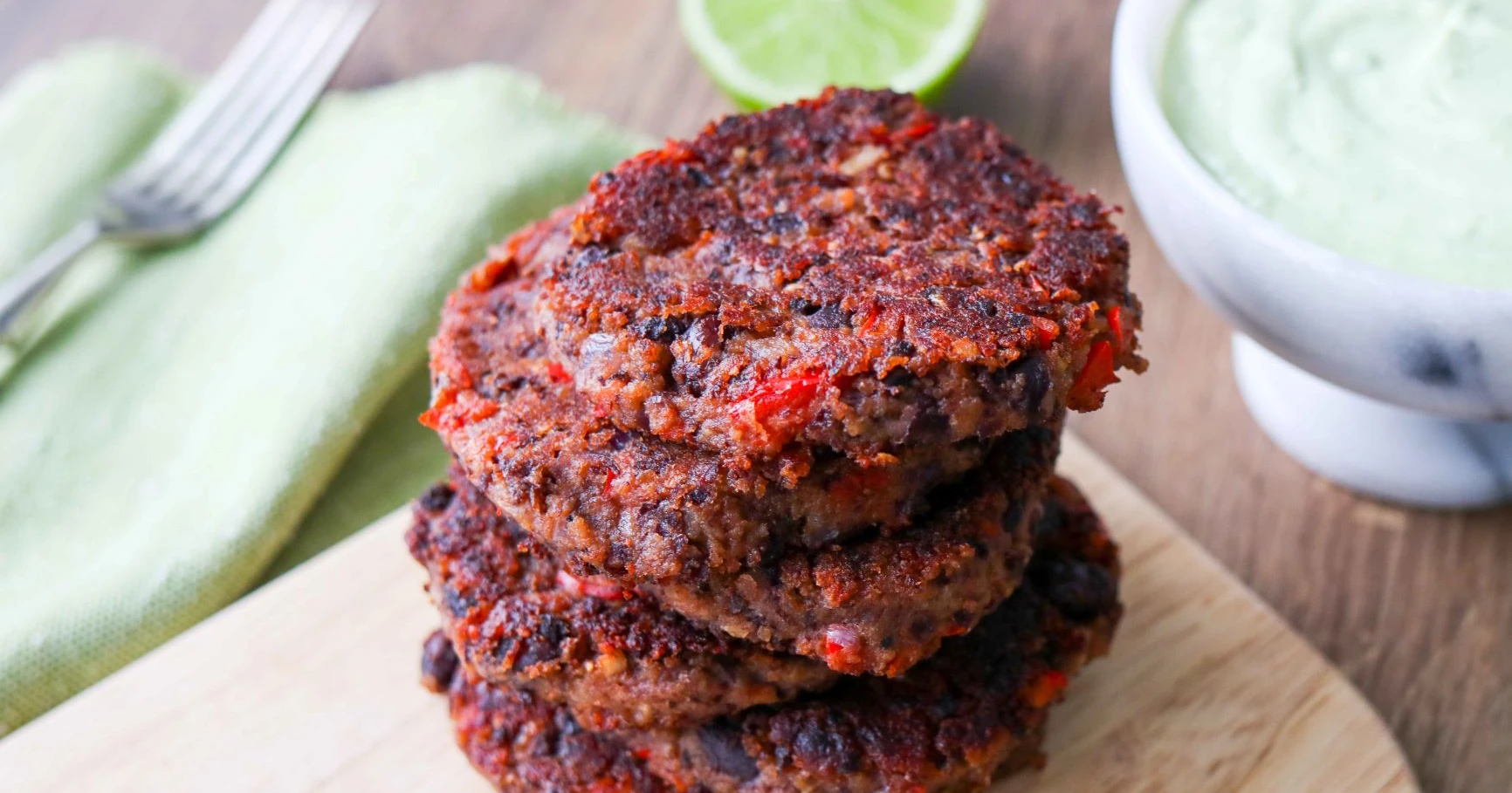 Mustapapupihvit pinossa puisen leikkuulaudan päällä.