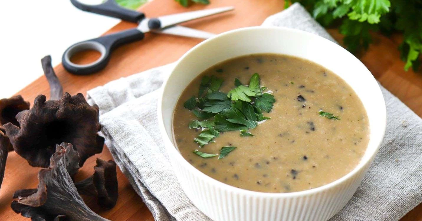 Mustatorvisienikeitto valkoisessa kulhossa persiljalla koristeltuna.