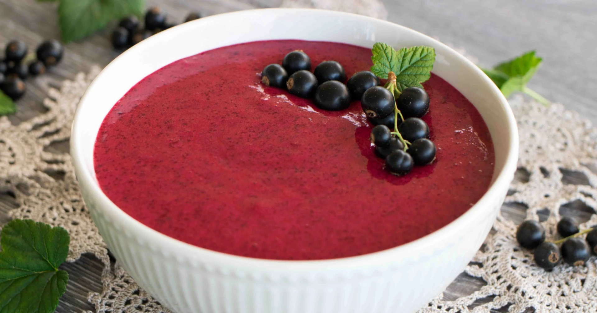 Vispipuuro, joka on koristeltu tuoreilla mustaherukoilla.