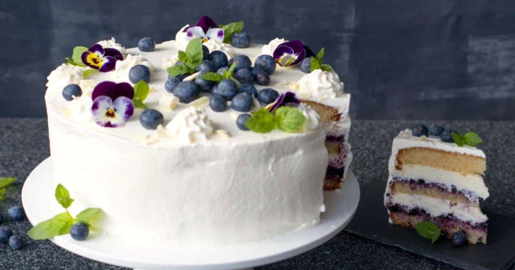 Mustikkakakku, josta on leikattu mehevä pala.