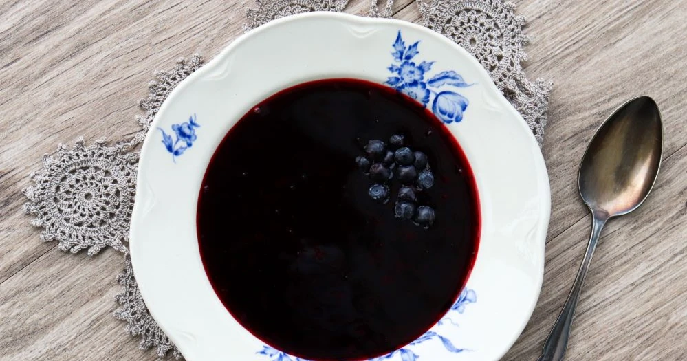 Mustikkakeitto valkoisella lautasella.