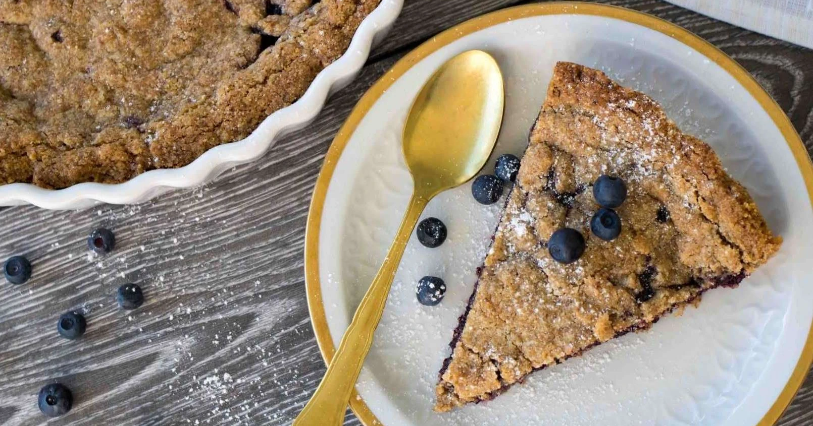 Mustikkakukko, josta on leikattu pala lautaselle.