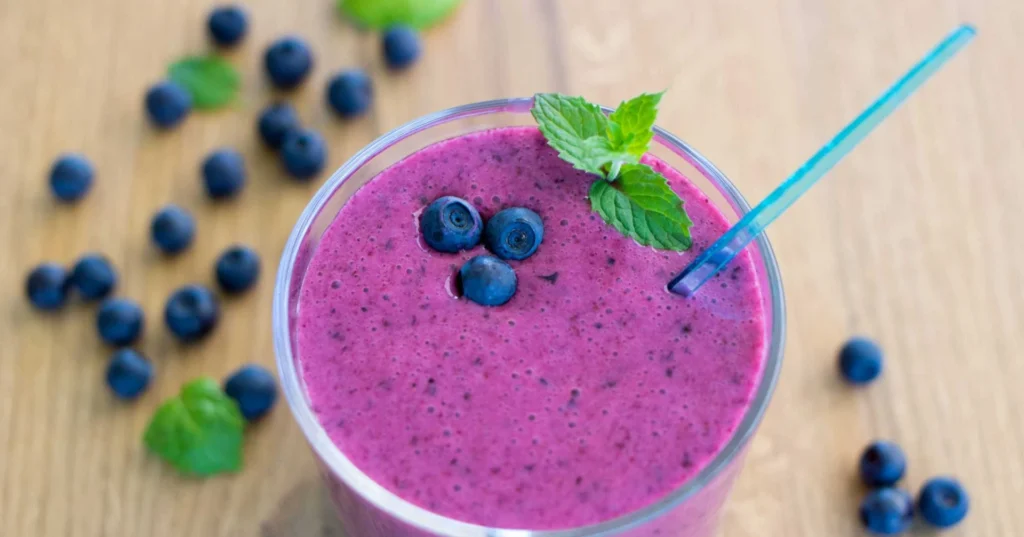 Mustikkasmoothie tuoreiden mustikoiden kera.