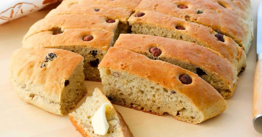 Myslileipä, joka on leikattu viipaleiksi leikkuulaudan päällä.