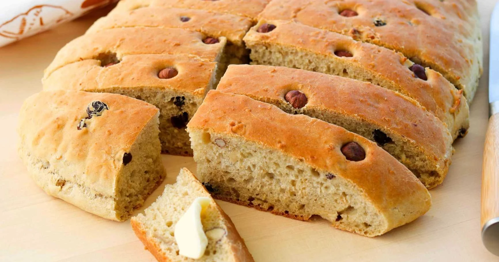 Myslileipä, joka on leikattu viipaleiksi leikkuulaudan päällä.