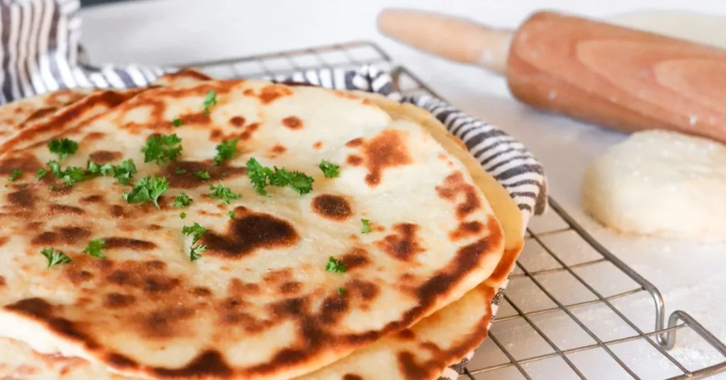 Vasta paistettu naanleipä ritilän päällä.