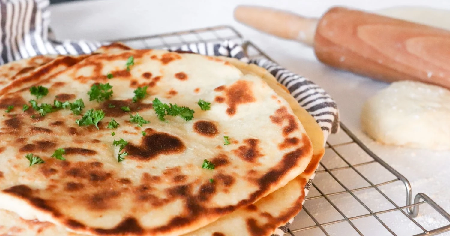 Vasta paistettu naanleipä ritilän päällä.