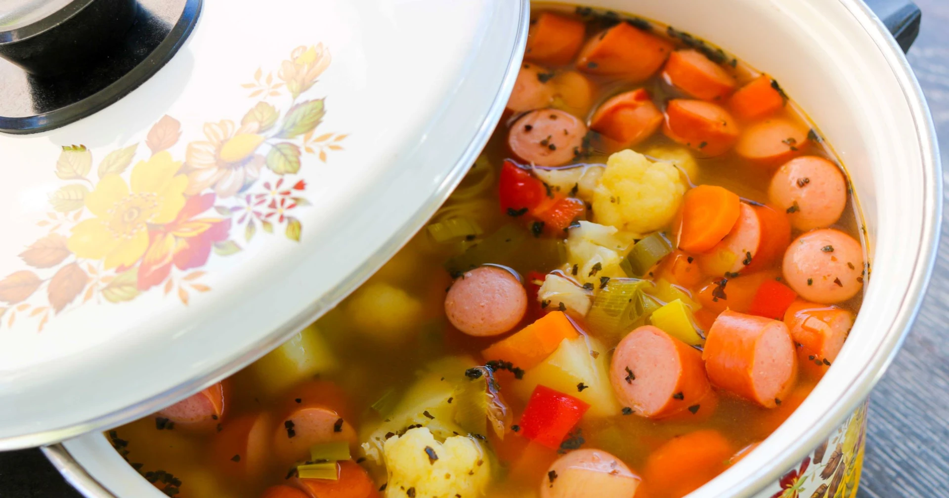 Värikäs nakkikeitto vanhanaikaisessa kattilassa.