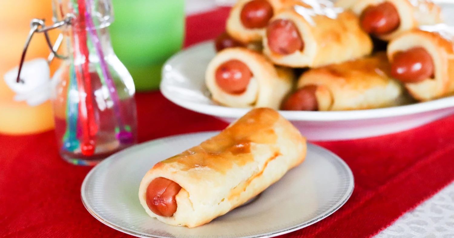 Nakkipiilot punaisen liinan päällä.