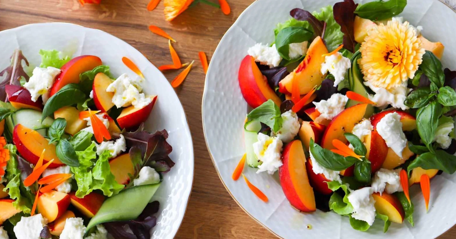 Värikäs ja kesäinen nektariinisalaatti lautasilla.