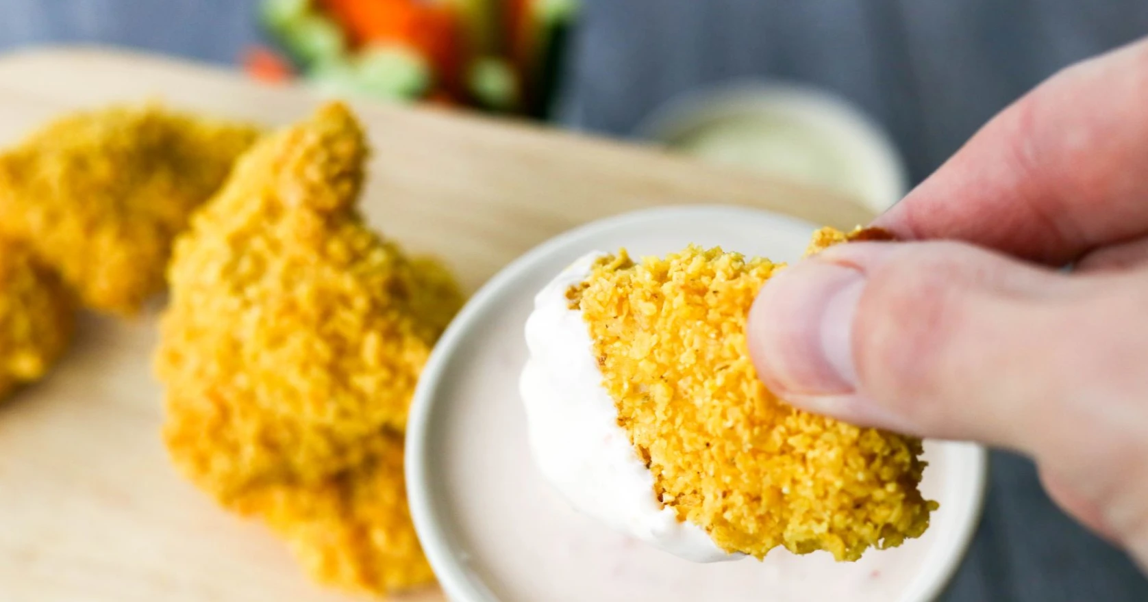 Kananugetit, jotka on paistettu uunissa ja joita dipataan.