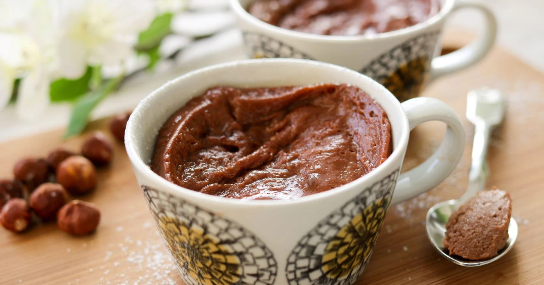 Nutella-mukikakku kahvikupissa.