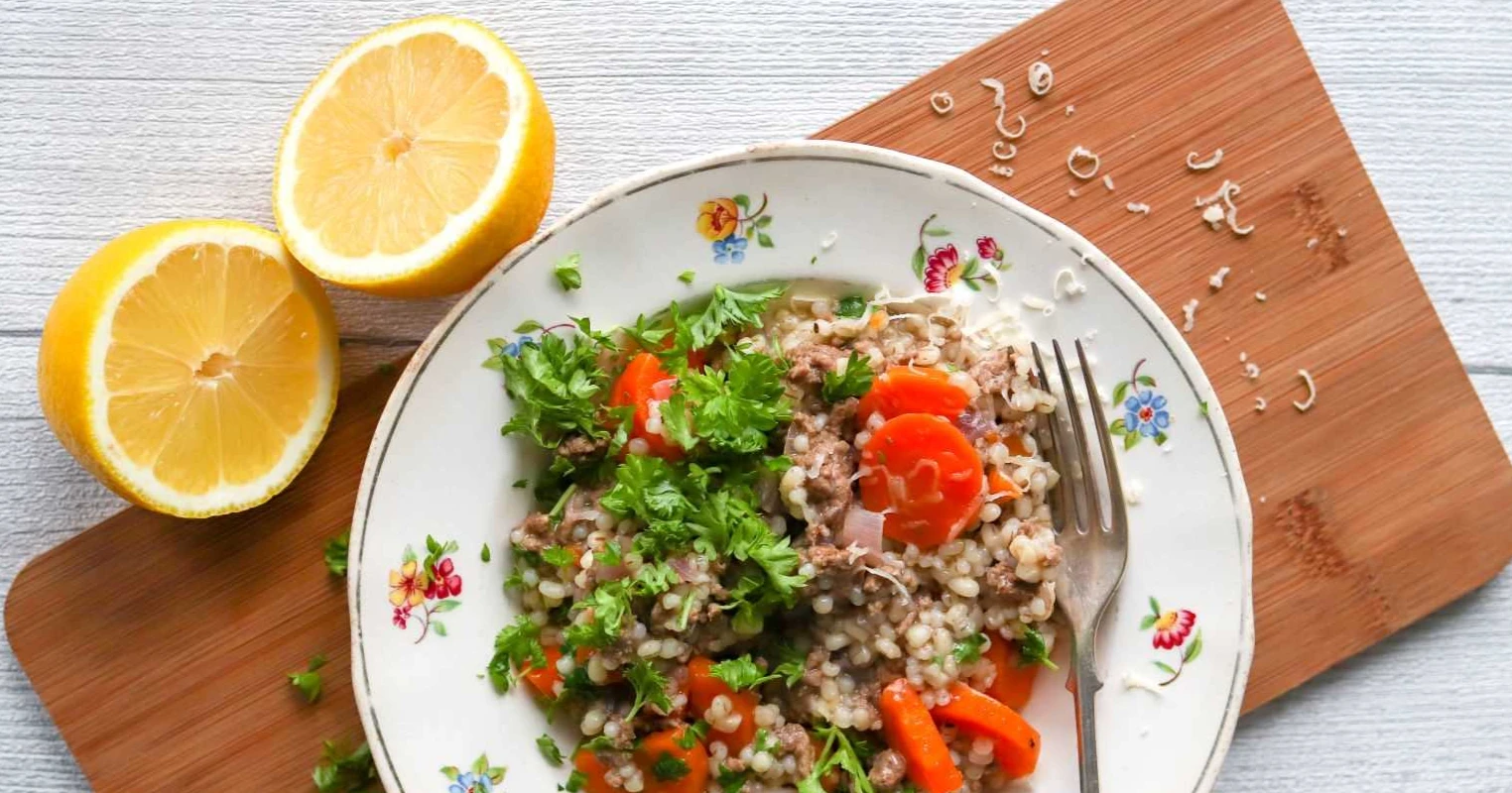 Ohratto lautasella, jonka reunalla on värikkäitä kukkia.