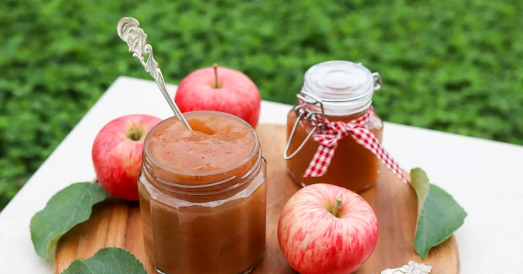 Uunissa tehtyä omenahilloa lasipurkeissa.