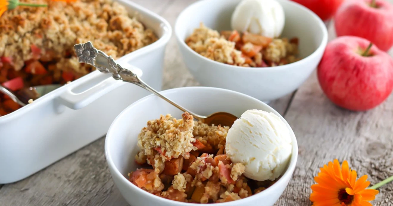 Omena-kaurapaistos kulhossa jäätelön kanssa.