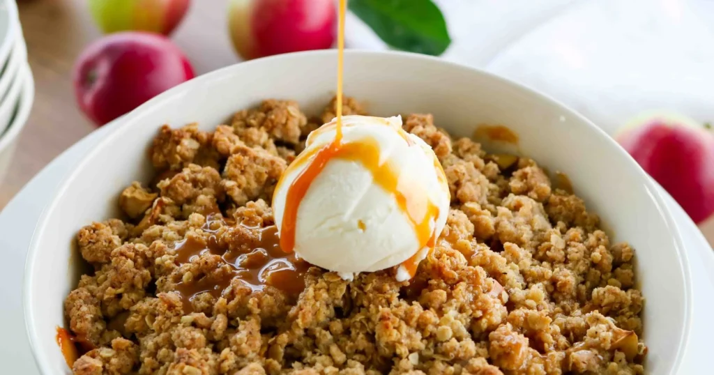 Kinuskinen omenapaistos jäätelöpallon kanssa.