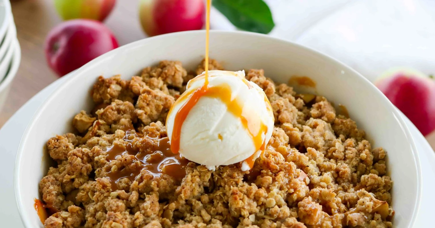 Kinuskinen omenapaistos jäätelöpallon kanssa.