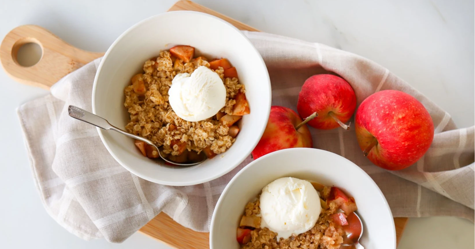 Helppo omenapaistos mikrossa paistamisen jälkeen kulhoissa jäätelön kera.