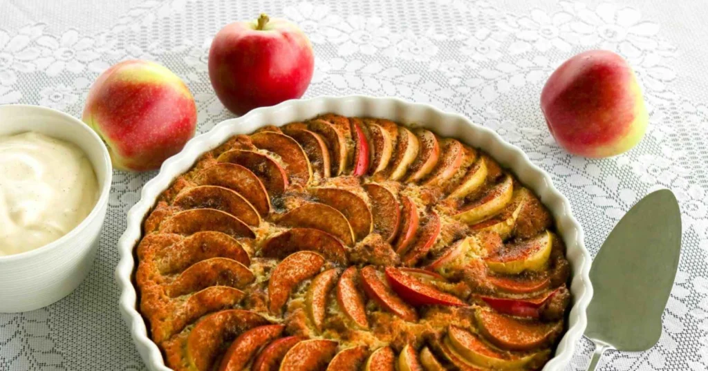 Omenapiirakka pyöreässä piirakkavuoassa.