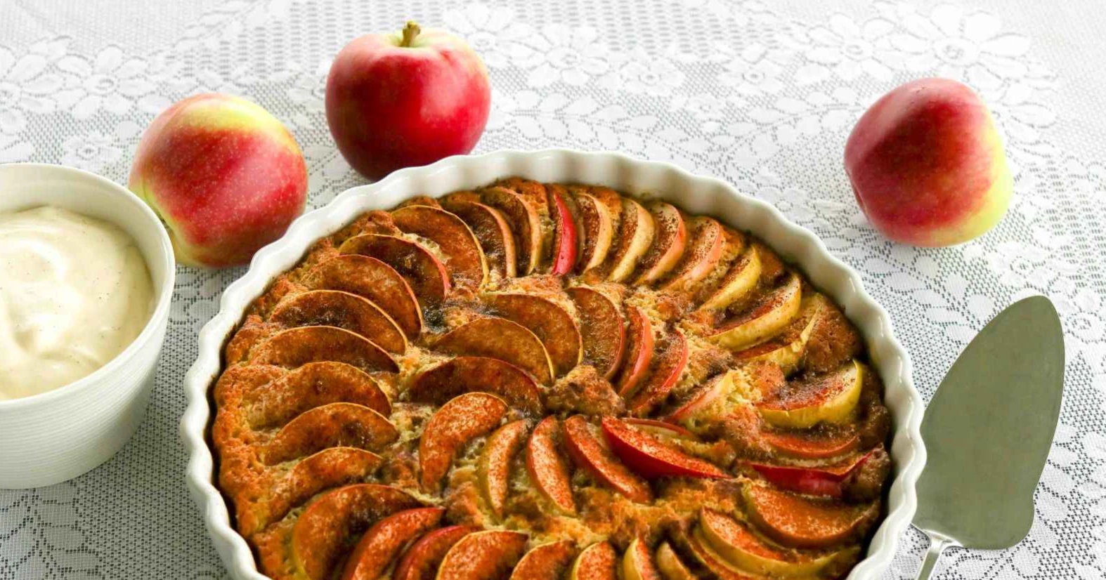 Omenapiirakka pyöreässä piirakkavuoassa.