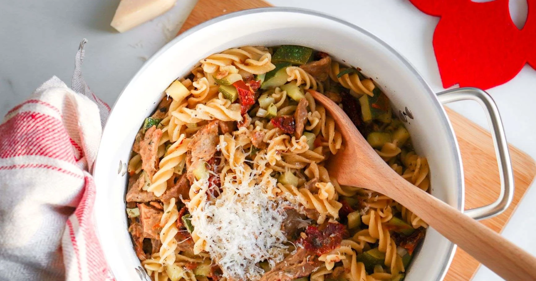 One pot pasta valkoisessa kattilassa.