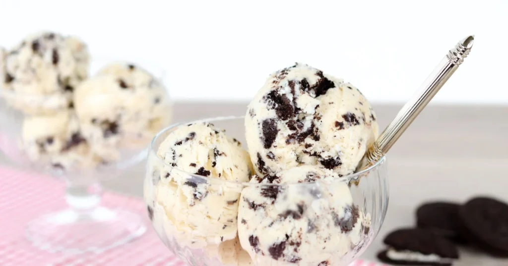 Oreo-jäätelö lasisissa jälkiruokakulhoissa.
