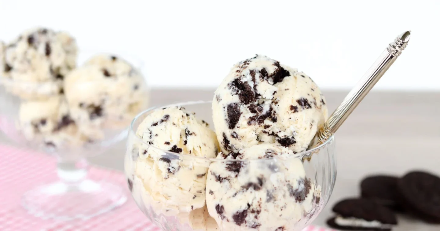 Oreo-jäätelö lasisissa jälkiruokakulhoissa.