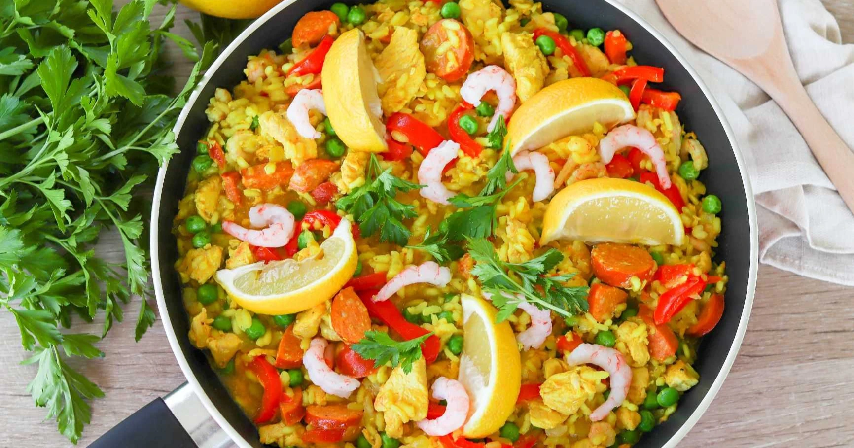 Värikäs paella isolla paistinpannulla.