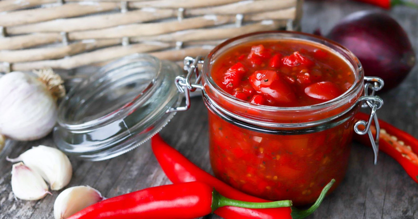 Paholaisen hilloa lasipurkissa chilin ja valkosipulin ympäröimänä.