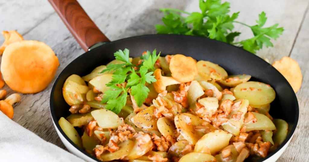 Kantarelleja pannulla perunoiden kanssa paistettuna.
