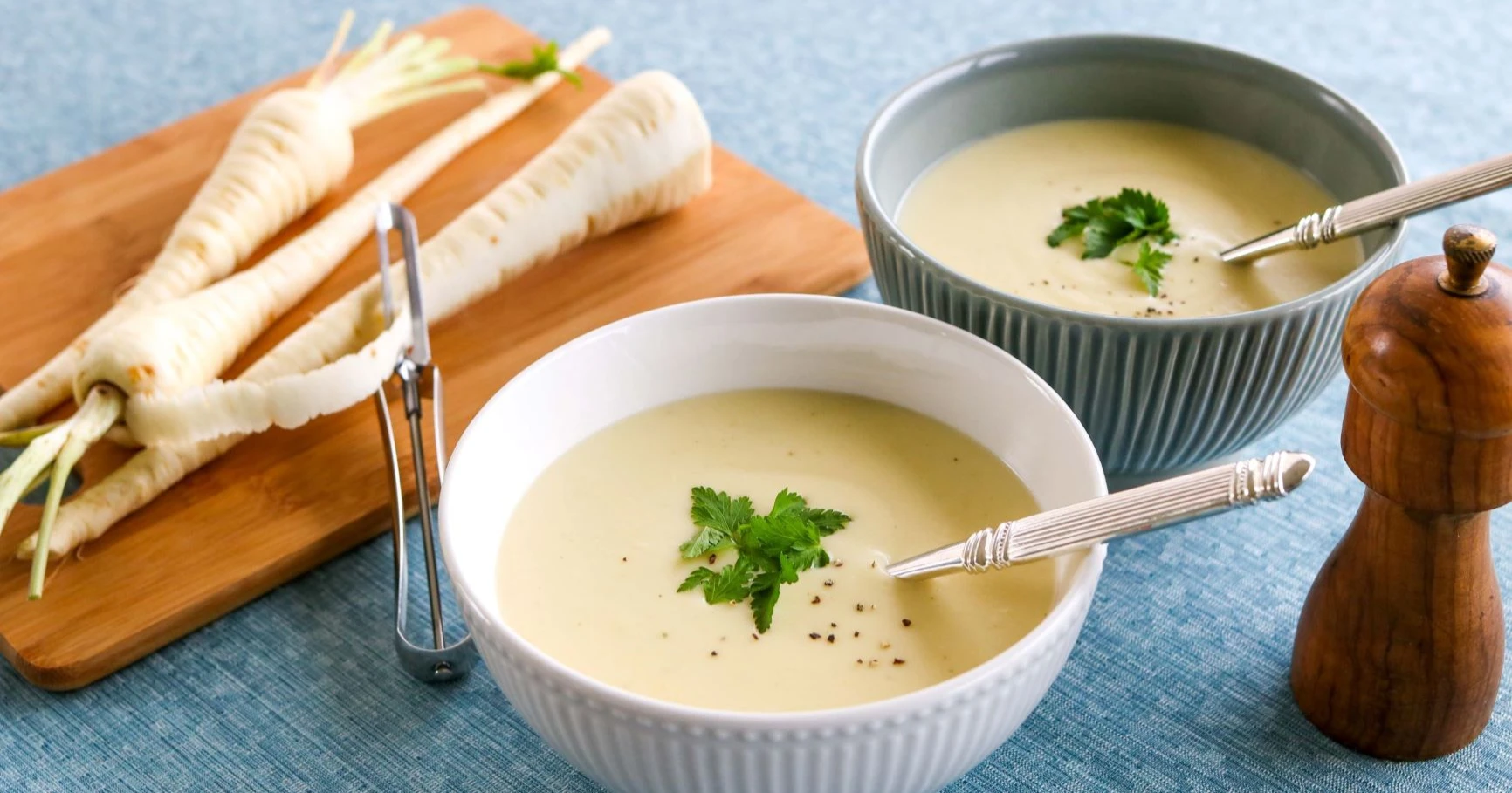 Palsternakkakeittoa kahdessa erivärisessä kulhossa.