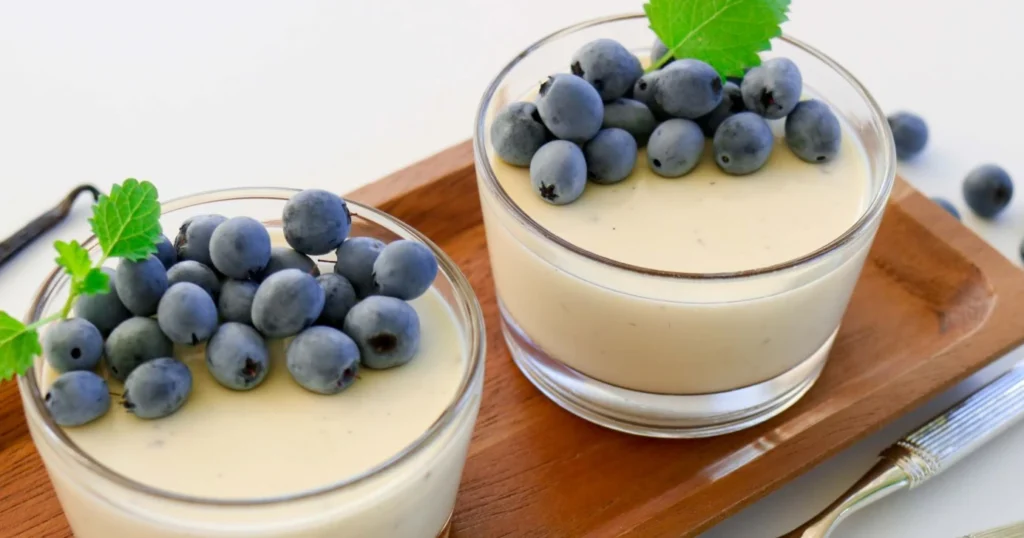 Vanilja-pannacotta pienissä lasisissa kulhoissa.