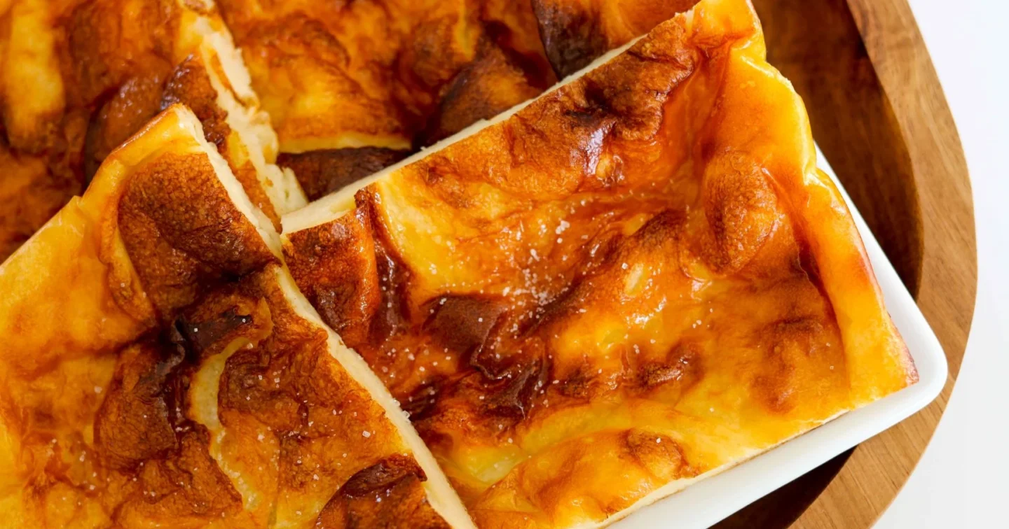 Pannukakku pellillä paistamisen jälkeen paloiksi leikattuna.