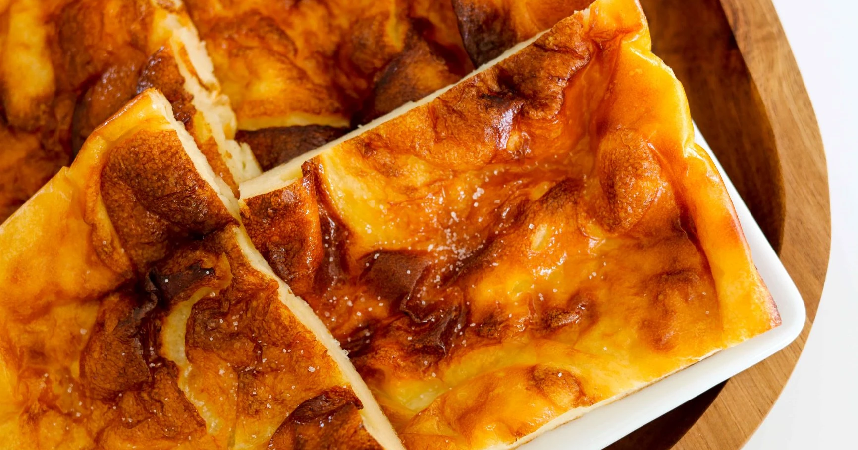 Pannukakku pellillä paistamisen jälkeen paloiksi leikattuna.