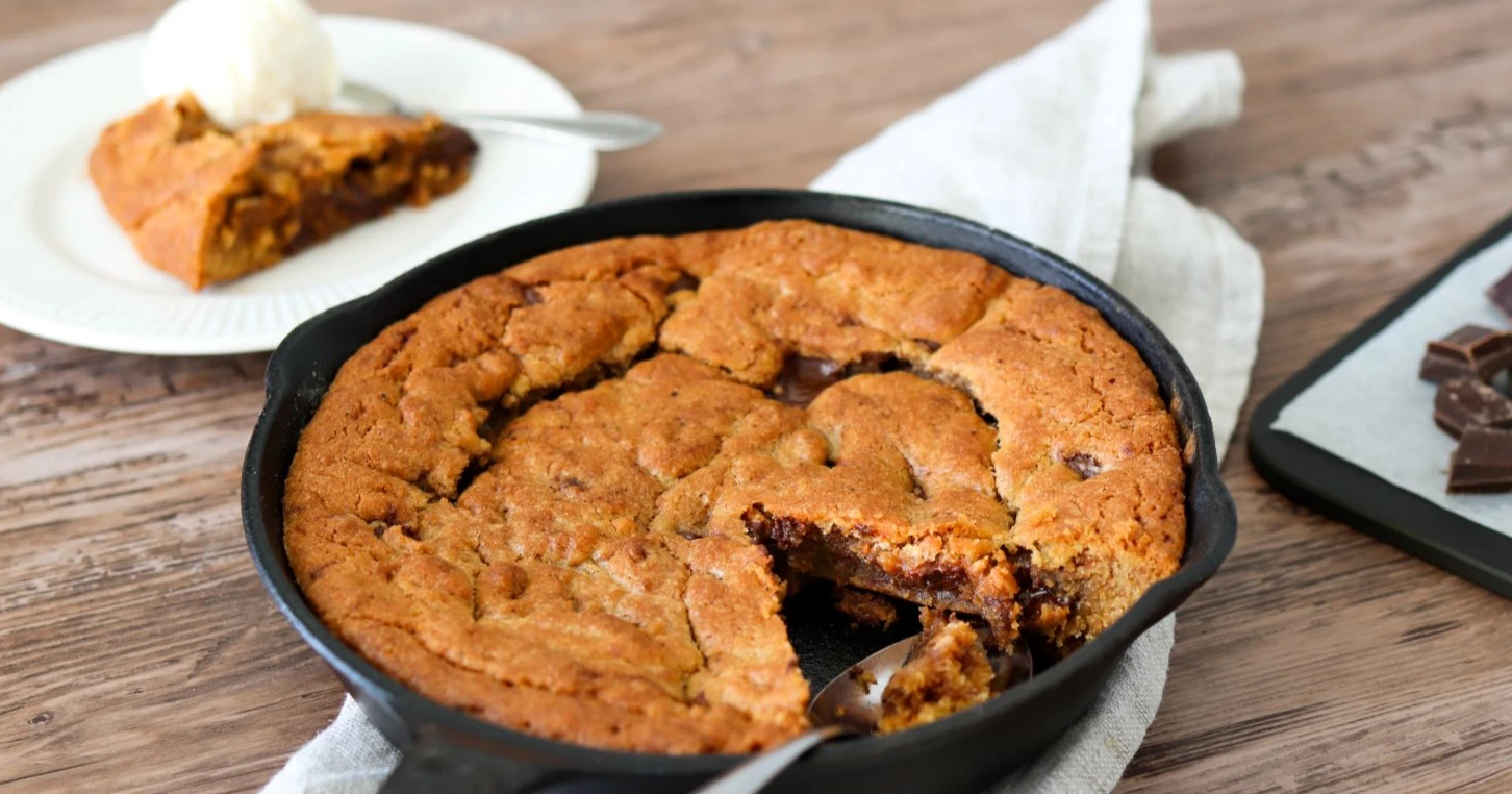 Pannukeksi uuninkestävällä valurautapannulla.