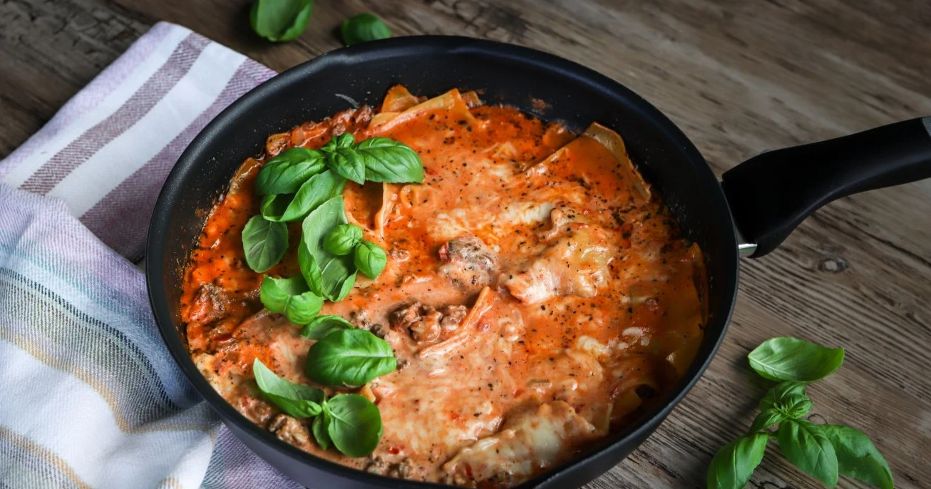 Pannulasagne basilikalla koristeltuna.